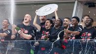 Bayer 04 levantando su primer título de Bundesliga en su historia. 