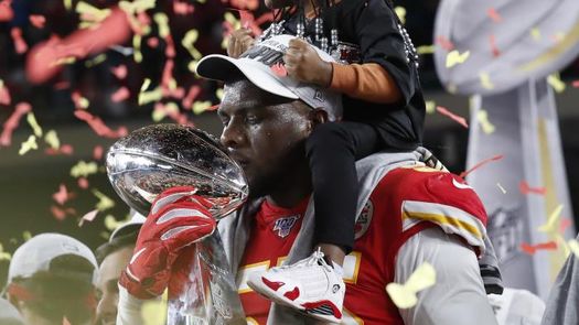 Acusan por posesión de armas a Frank Clark, de los Chiefs de Kansas City Acusan por posesión de armas a Frank Clark, de los Chiefs de Kansas City