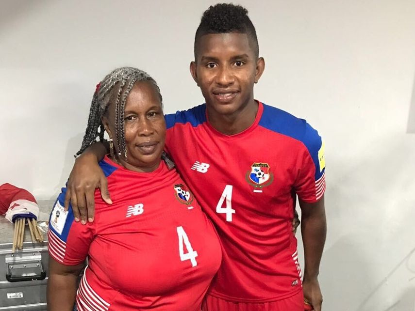 Fidel con su mamá en la Eliminatoria a Rusia 2018.&nbsp;