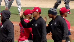Los jugadores del equipo de béisbol de Panamá se saludan luego de conseguir un triunfo 7 por 2 sobre Panamá y con esto clasificar invictos a la Super Ronda. Foto: Cortesía/PanamaSportsChannel