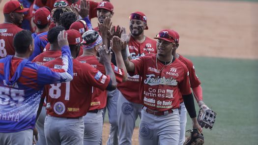 Los jugadores de los Federales de Chiriquí se saludan después de conseguir la victoria sobre los Vaqueros de Montería. Foto: Cortesía/Serie del Caribe