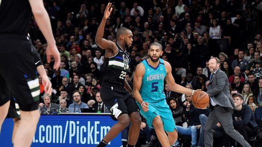 151-131. Middleton logra 51 puntos para los líderes Bucks