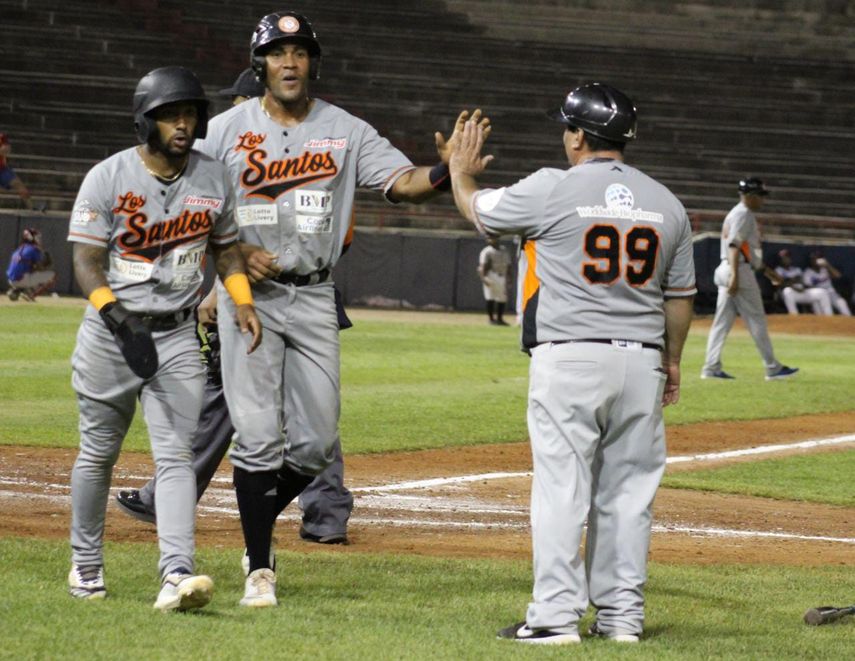 Los Astronautas de Los Santos certificaron su clasificación al vencer a las Águilas Metropolitanas.&nbsp;