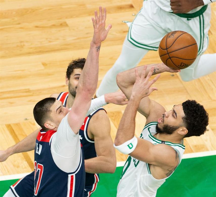 Tatum anota 50 puntos que valen el séptimo puesto en el Este; los Pacers siguen