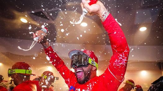 Edmundo Sosa durante la celebración de la clasificación de sus Filis de Filadelfia a la postemporada 2023 de la MLB. Foto: Cortesía/E. Sosa