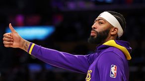 Anthony Davis extiende su contrato con los Lakers