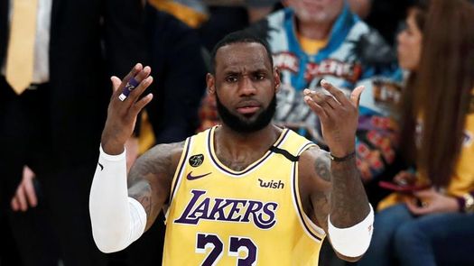 129-102. James dirige el ataque y los Lakers barren a los Spurs