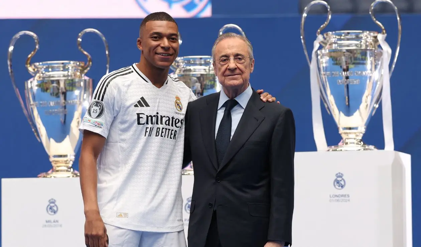 Mbappé junto a Florentino Pérez en su presentación.
