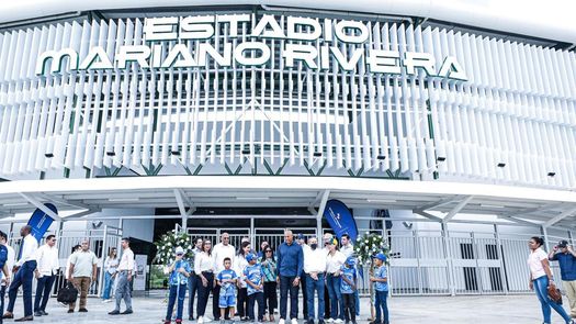 Momento en el que el ex lanzador de los Yankees, Mariano Rivera (de azul) y el presidente Cortizo realizaban el tradicional corte de cinta frente al nuevo estadio. Foto: Cortesía/Presidencia