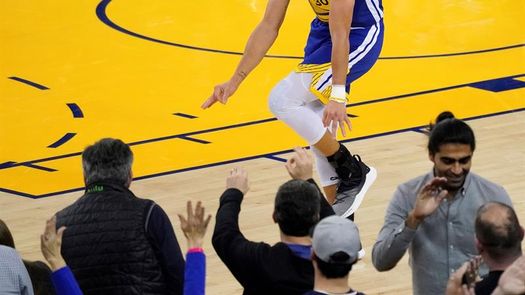 Raptors se mantienen ganadores; Curry se exhibe ante Doncic