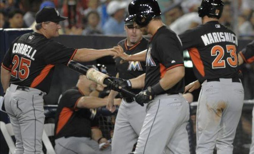 6-3. McGehee y Ozuna pegan jonrones seguidos contra los Cerveceros