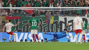 MÉXICO vs POLONIA - Memo Ochoa es figura tras atajarle penal a Lewandowski.