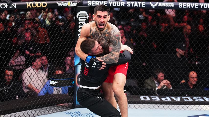 Ilia Topuria se convierte en el nuevo campeón mundial de peso pluma de la UFC.