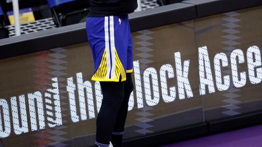 128-129. Damion Lee y Stephen Curry dieron el primer triunfo a los Warriors