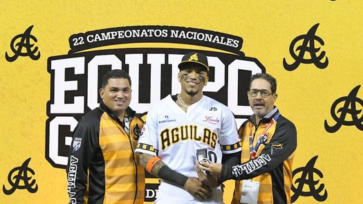 Johan Camargo recibió su anillo de campeón de la pasada temporada de la pelota invernal.