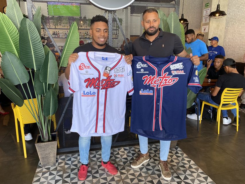 La novena de Panamá Metro presentó sus uniformes para el Campeonato Nacional de Béisbol Mayor 2023 en el que buscarán retener su corona. Foto: Cortesía/Bitácora Deportiva