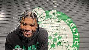 Marcus Smart, Jugador Defensivo del Año en la NBA, es el segundo jugador de los Celtics en recibir este galardón y el primer base desde Gary Payton en 1996.