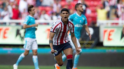 El brasileño Sanvezzo salva con un penalti al Querétaro a los 94 minutos