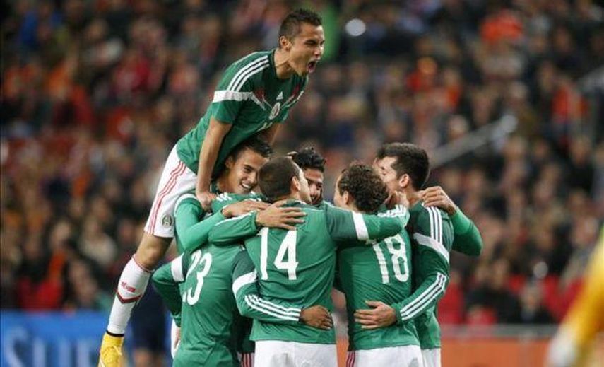 2-3. México vence a Holanda con doblete de Vela y un gol de Chicharito