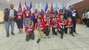 Imagen grupal del equipo femenino y masculino de Ajedrez de Panamá junto a sus instructores.