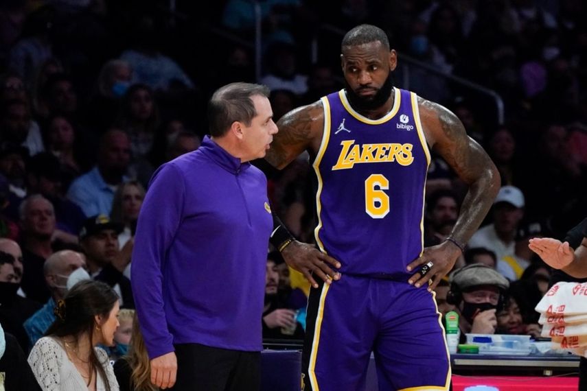El entrenador de Los Ángeles Lakers