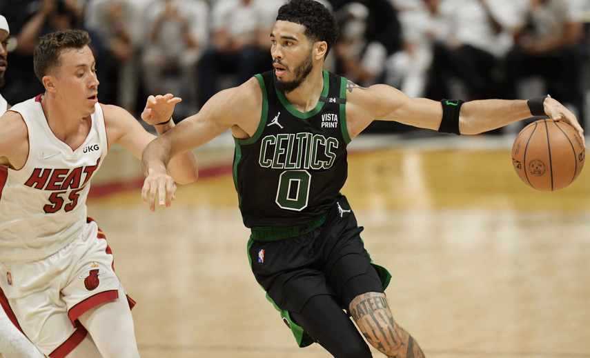 Jayson Tatum rozó el triple doble con 22 puntos
