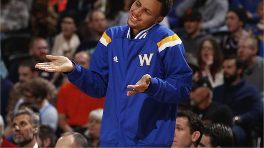 125-94. Curry celebró su 27 cumpleaños con un doble-doble y triunfo