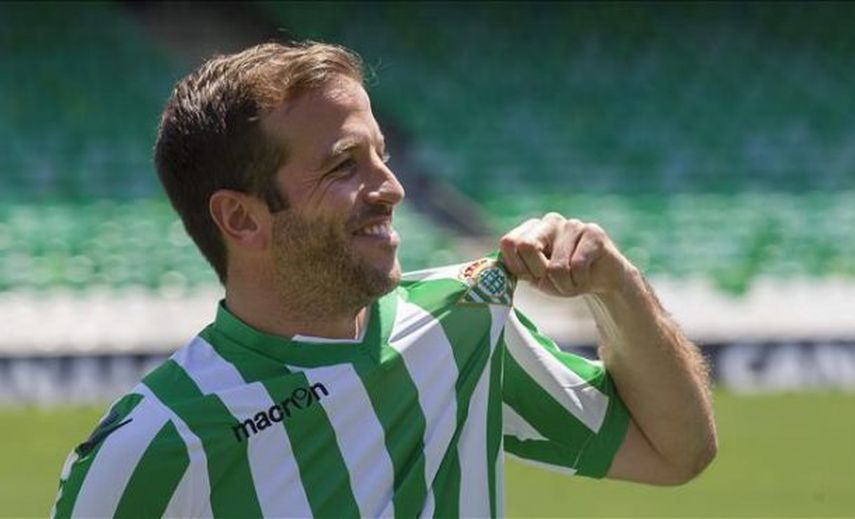 Van der Vaart vuelve a trabajar con el grupo tras superar una lesión