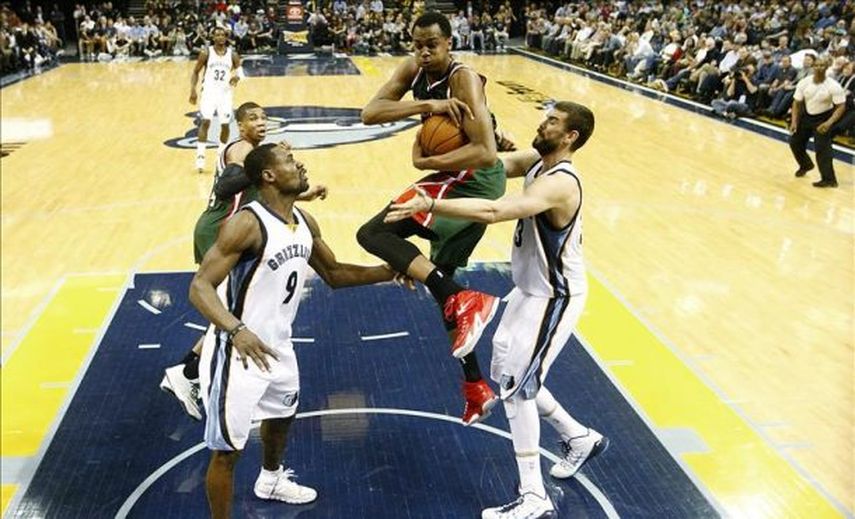 95-101. Middleton encabezó el ataque ganador de los Bucks