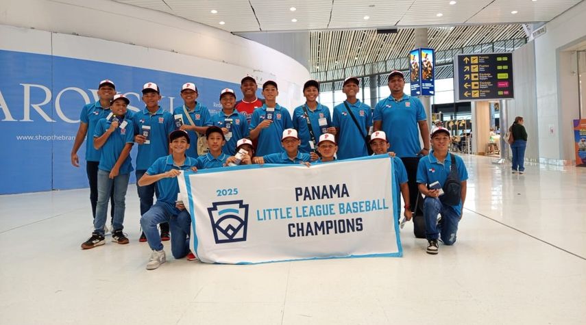 El equipo de las Pequeñas Ligas de Vacamonte posó para la fotografía una vez ingresó al Aeropuerto Internacional de Tocumen para esperar al avión que los llevará a Estados Unidos. Foto: Cortesía/P.L. de Vacamonte