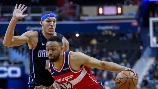 Jabari Parker juega tenis en un parque público pese a tener coronavirus