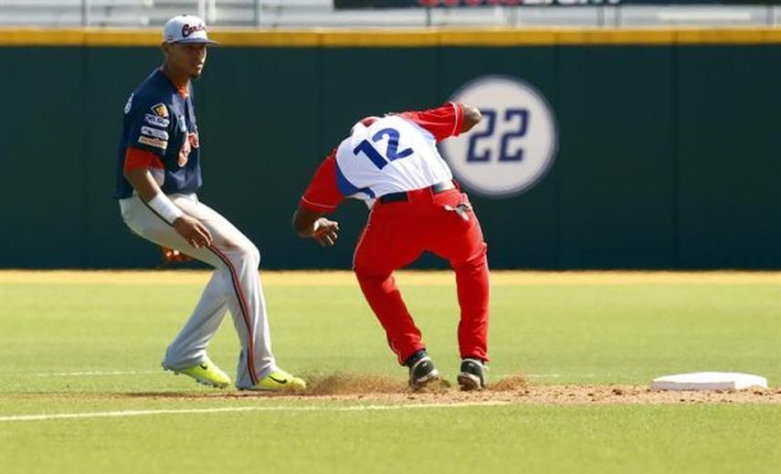 7-4. Arcia luce con el madero y representa el ataque de los Cerveceros