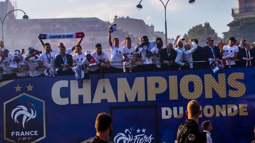 Críticas a Macron por acaparar a los bleus Críticas a Macron por acaparar a los bleus