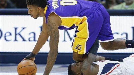 110-112. Young y Lakers sorprenden a los campeones y logran su segundo triunfo