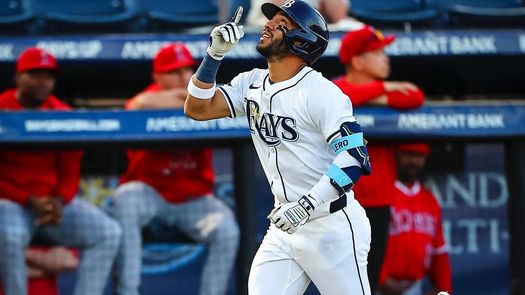José Caballero recorre las bases del George M. Steinbrenner Field luego de conectar el primer grand slam de su carrera en Grandes Ligas. Foto: Cortesía/@Raysbaseball