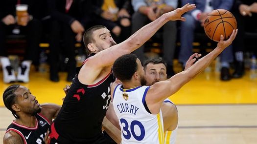 Curry: Hay que quitarse la gorra ante los jugadores de los Raptors