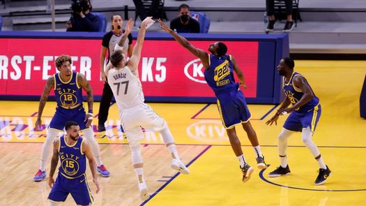 103-133. Doncic, con 39 puntos, gana el duelo a Curry