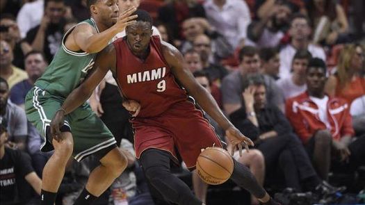 100-84. Deng lideró a los Heat a triunfo fácil ante los Celtics