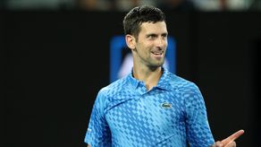Djokovic gana en tres sets y avanza a segunda ronda