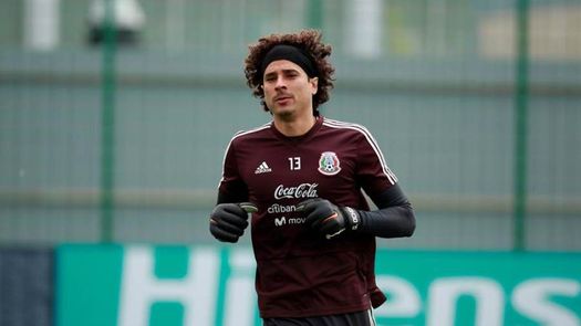 El presidente del Nápoles admite interés por el meta mexicano Guillermo Ochoa