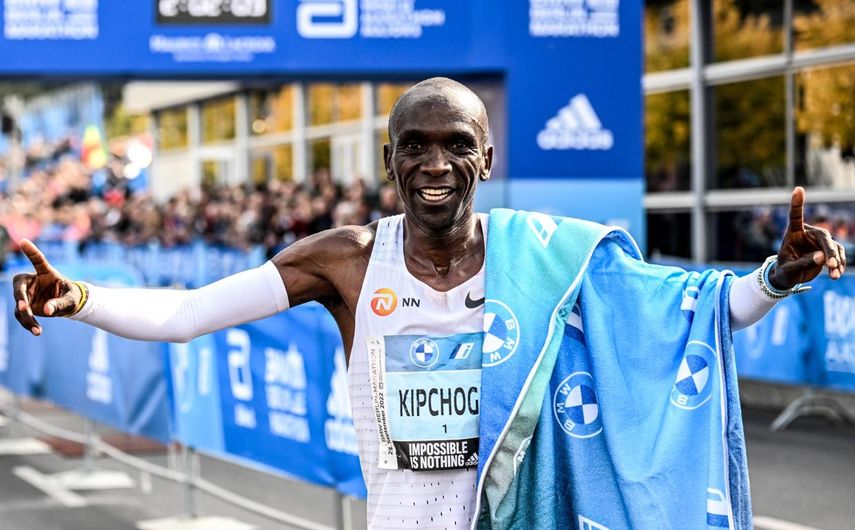 Kipchoge impone un récord mundial de maratón en Berlín