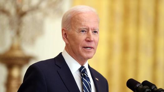 Biden califica de error que los Texas Rangers llenen su campo de aficionados