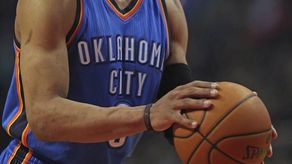 108-104. Westbrook, con triple-doble, afianza a los Thunder en los octavos en el Oeste