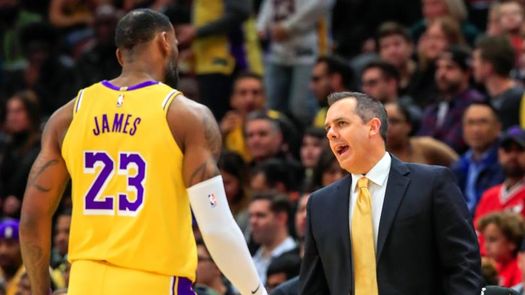 108-95.James se regala de cumpleaños marca de las 9.000 asistencias y triunfo