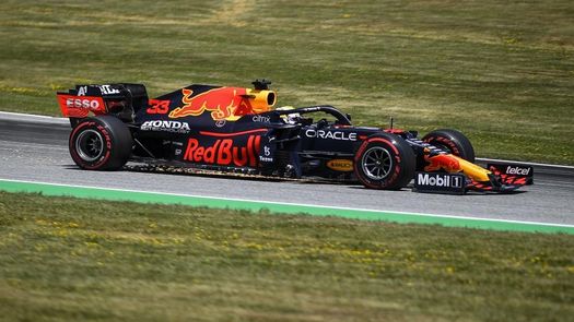 Verstappen dominó el último libre, por delante de los Mercedes