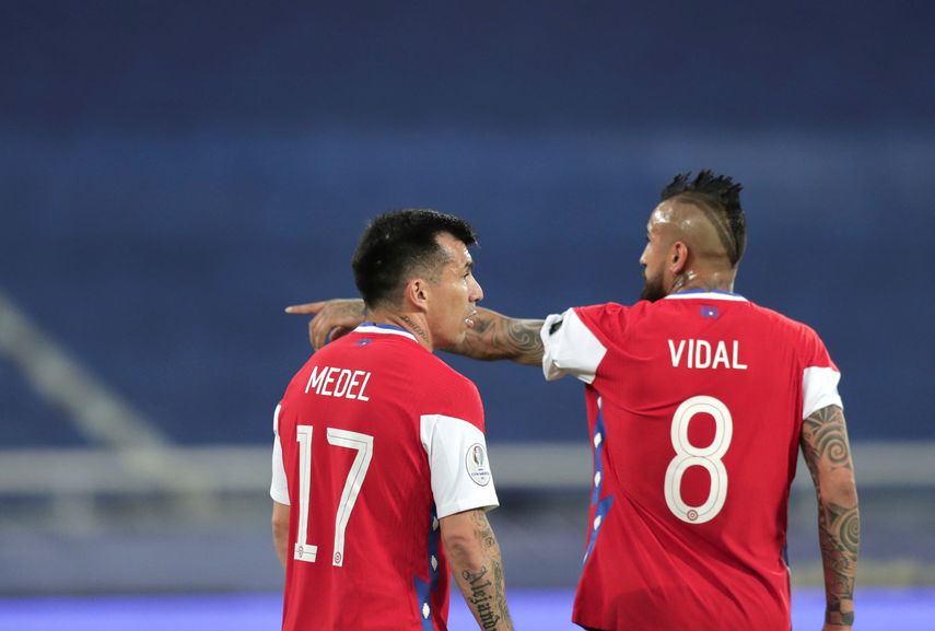 Vidal y Medel se exponen a una multa de Conmebol por romper la burbuja de Chile