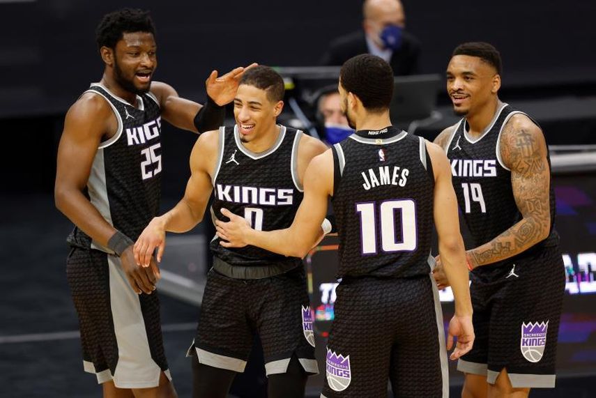 141-119. DeAaron Fox establece marca de 44 puntos y Kings dominan a Warriors