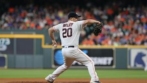 4-3. Miley lanza sólido y guía el triunfo de los Rojos sobre los Cachorros