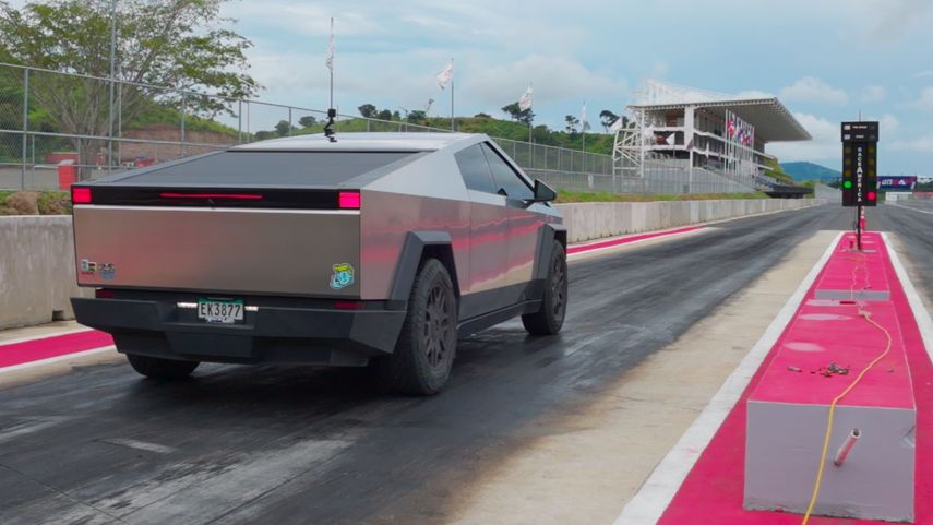 Un Tesla Cybertruck sobre la pista de drag de Autódromo Panamá.&nbsp;
