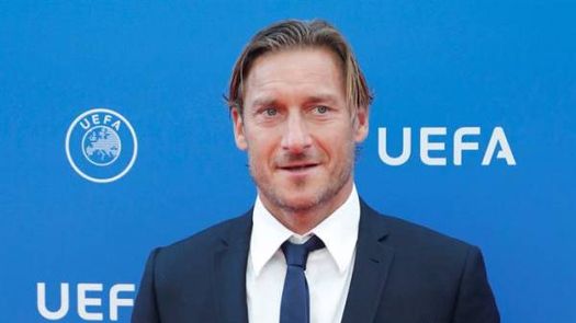 Totti firmó una camiseta a Florentino por ser el único jugador que le dijo que no